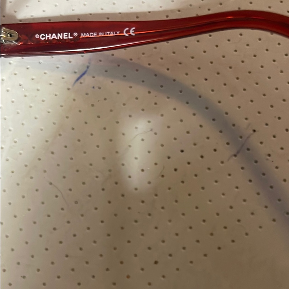 CHANEL Red Oversized Sunglasses with Gradient Lenses - Picture 4 of 6